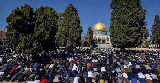 İsrail engeli safları kıramadı: On binlerce Filistinli Mescid-i Aksa’ya akın etti