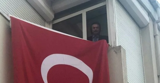 Son dakika: Orhan Gencebay saat 19.19’da pencereden İstiklal Marşı okudu