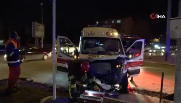 Çorum'da ambulans ile otomobil çarpıştı!