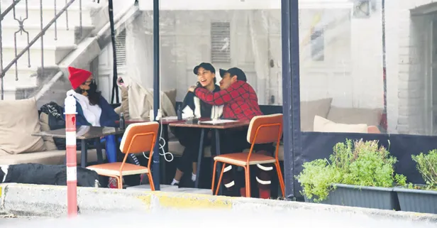 Öykü Karayel ve Can Bonomo'dan öpücük şov!