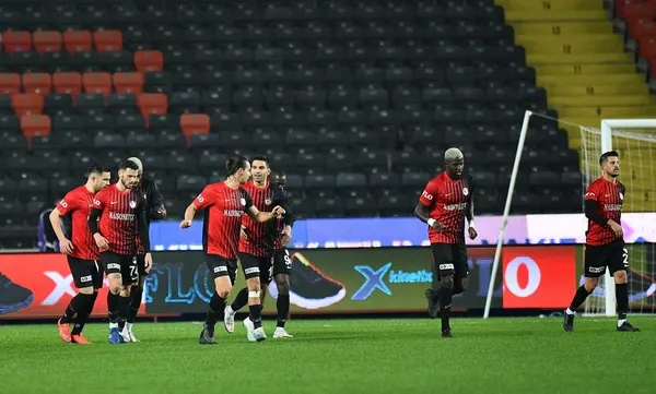 once-yeni-malatyaspor-simdi-de-gaziantep-fk-fenerbahce-kayiplari-oynuyor-1608400919746.jpeg