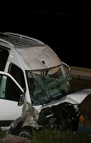 İzmir'de feci kaza! Kontrolden çıkan servis aracı sahil bandına uçtu! Ağır yaralılar var