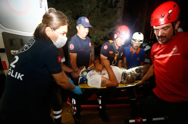 Antalya'da 3 kişi mağarada mahsur kaldı