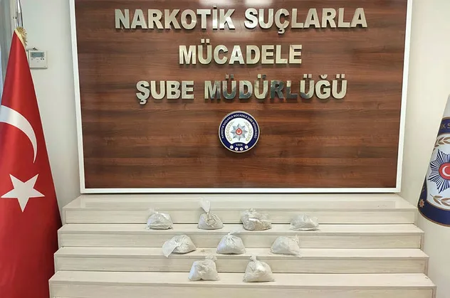 Van'da arpa çuvallarında 4,5 kilo eroin çıktı!