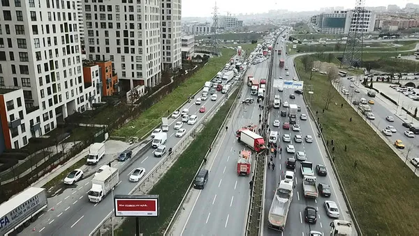 son-dakika-esenyurt-tem-baglanti-yolunda-feci-kaza-trafik-kilitlendi-1614774372207.jpg SON DAKİKA! Esenyurt TEM bağlantı yolunda feci kaza! Trafik kilitlendi-5