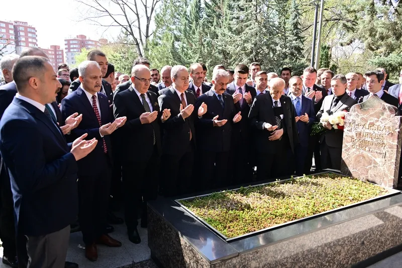 Son dakika: MHP Genel Başkanı Devlet Bahçeli'den Alparslan Türkeş'in mezarına ziyaret-2