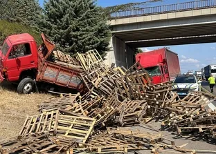 Bursa’da arızalanan kamyonetin altına giren şahıs, başka aracın çarpması sonucu hayatını kaybetti