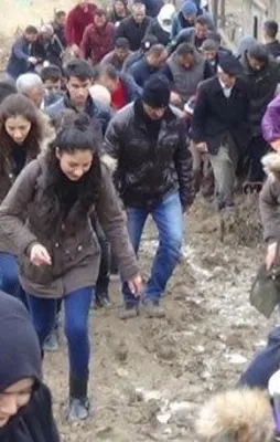 Hakkari Türk bayraklarıyla oraya koştu