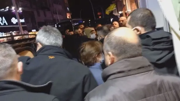 bakirkoylulerden-kemal-kilicdarogluna-sok-protesto-bulent-kerimoglunu-istemiyoruz-halk-tvye-tepki-1643402056929.jpeg Bakırköylülerden Kemal Kılıçdaroğlu'na şok protesto: Bülent Kerimoğlu'nu istemiyoruz! Halk TV'ye tepki...-3