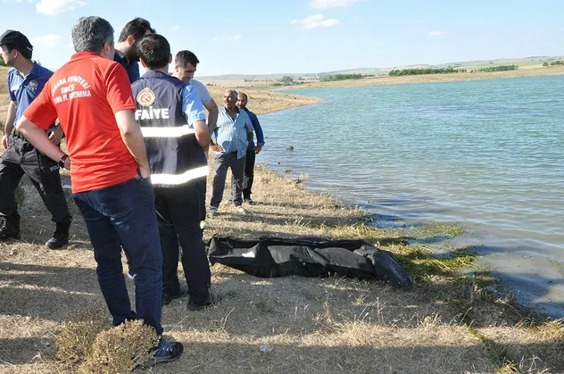 Serinlemek için girdiği gölette boğuldu