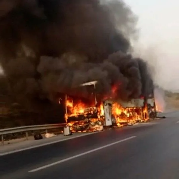 adanada-seyir-halindeki-otobus-alev-alev-yandi-1626973828873.jpeg Adana'da seyir halindeki otobüs alev alev yandı!-1