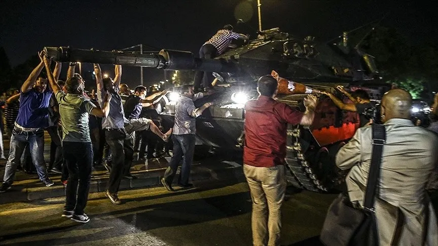 15-temmuz-buyuk-bir-demokrasi-zaferidir-1784063899131.jpeg Başkan Erdoğan, 15 Temmuz’un 10. yılında Takvim’e yazdı: "Bu mücadele, tarihe altın harflerle yazılmış bir demokrasi zaferidir"-4