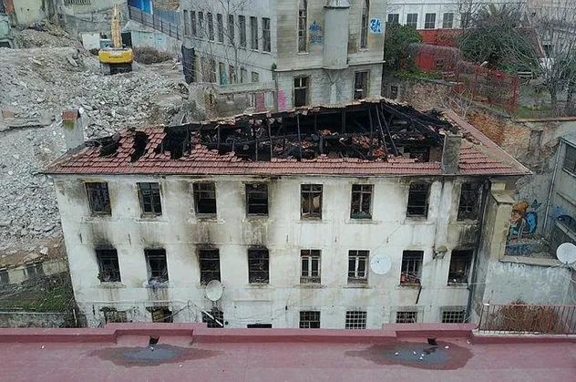 Surp Pırgiç Ermeni Katolik Kilisesi alevlere teslim oldu! II. Mahmud yanan kiliseye neden elmas broş hediye etmişti?