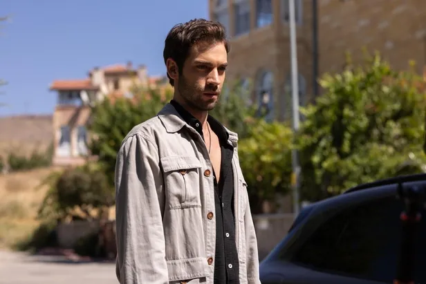 safir-5-bolum-atv-canli-izle-2-ekim-2023-pazartesi-safir-dizisi-atv-youtube-canli-izle-yaman-ferayenin-kinasin-1696266678460.jpg ATV, Youtube, Özet... Safir 5. bölüm tekrarı! Safir 5. bölümde neler oldu?-5