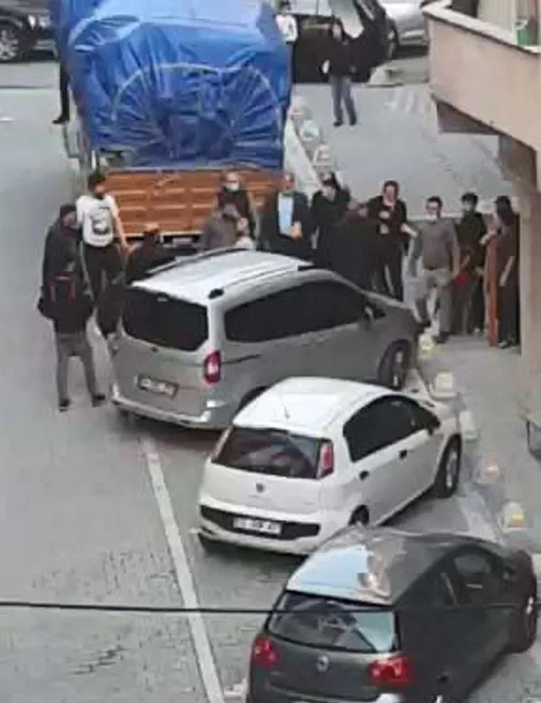 istanbulda-dehset-anlari-baltali-kavga-kamerada-1617084120036.jpg