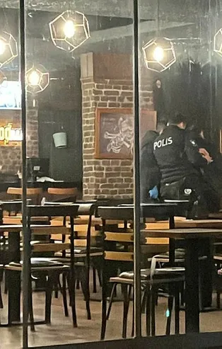 Silahı incelerken arkadaşını vurdu