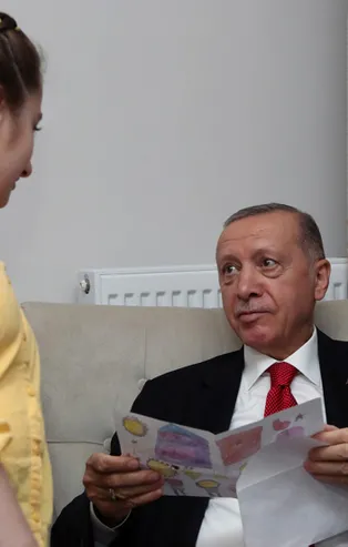 Başkan Erdoğan'a 'sen çok miniciksin' diyen Ecemsu şiirinin hikayesini anlattı