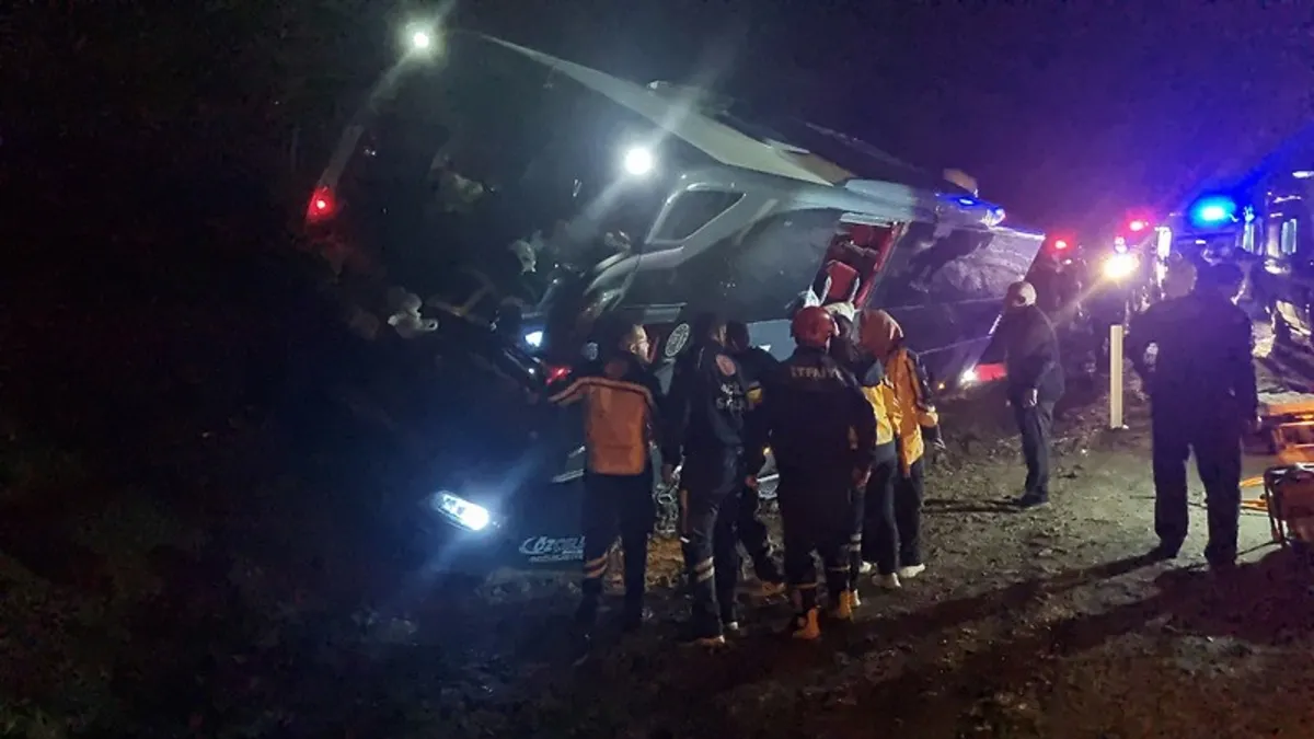 Çorum'da dehşet anları! Tur otobüsü yoldan çıktı: Çok sayıda yaralı var
