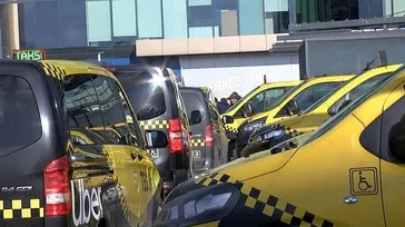 "8+1" taksi sahiplerinden CHP'li İBB önünde eylem: Müşteri bulamıyoruz