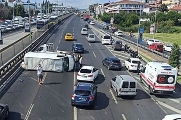 Haliç Köprüsü'nde trafiği kilitleyen kaza! Minibüs yan yattı, kazaya neden olan 2 kişi kaçtı