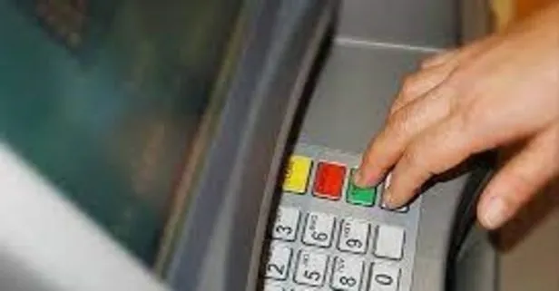 ATM’den para çekmek isteyen yaşlıları yardım bahanesiyle dolandırırken suçüstü yakalandı