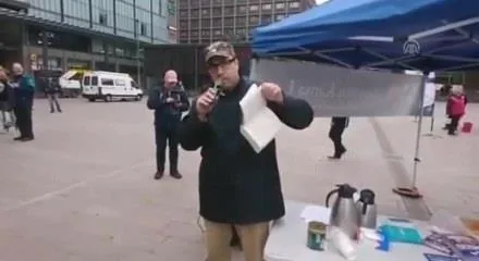 Son dakika: Finlandiya'da Marco De Wit'ten çirkin provokasyon! Kur'an-ı Kerim'i yırtıp yere attı-1