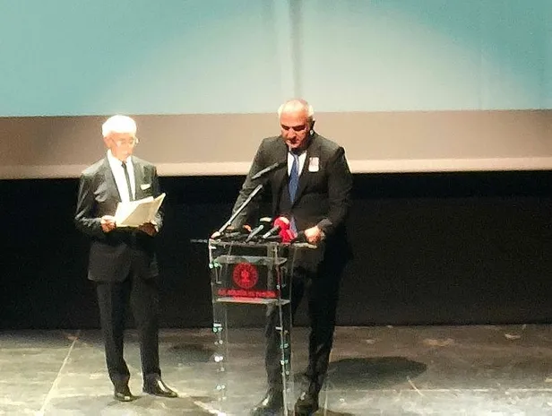 Prof. Dr. Alaeddin Yavaşca için AKM’de tören! Gözyaşlarına hakim olamayan eşi Ayten Yavaşça eşi için yazdığı şiiri okudu-6