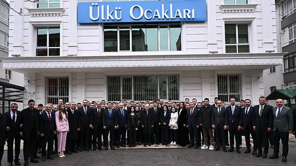 MHP lideri Bahçeli Ülkü Ocakları'nı ziyaret etti: Gençlerle bayramlaştı