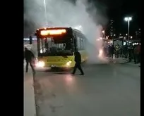 Yolda kalan İETT otobüsünden dumanlar yükseldi