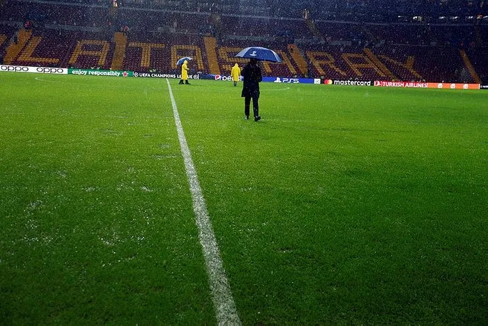 galatasaray-manchester-united-maci-oynanacak-mi-yogun-yagis-sonrasi-uefa-yetkilileri-saha-zeminini-inceledi-1701271013339.jpeg
