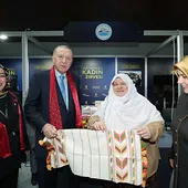"Kadın elinin değdiği yerde huzur olur" | Başkan Erdoğan'dan program öncesi stantlara ziyaret