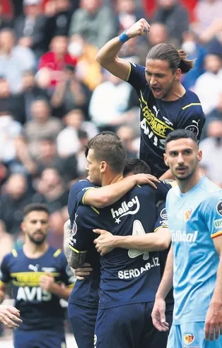 Kayseri'yi farklı yenen Fenerbahçe üst üste 3. galibiyetini alarak Galatasaray derbisine moral depoladı