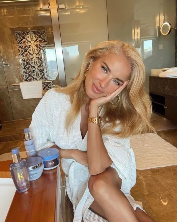 46lik-burcu-esmersoy-kurali-bozmadi-kiyafetlerini-bu-kez-de-ogrenciler-icin-yardim-kurulusuna-bagisladi-1695331780189.jpeg 46'lık Burcu Esmersoy kuralı bozmadı! Kıyafetlerini bu kez de öğrenciler için yardım kuruluşuna bağışladı-2