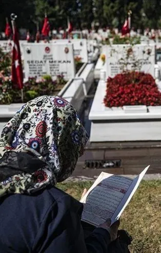 Şehit yakınları ve gazilerden şehitliklere bayram ziyaretleri