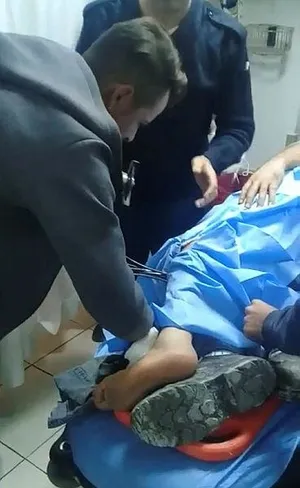 Mersin'de işçinin bacağına çelik halat saplandı-2