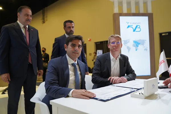 son-dakika-imzalar-atildi-turksat-abdde-fuarda-ilk-anlasmasini-imzaladi-1631171344106.jpg SON DAKİKA: İmzalar atıldı! Türksat ABD'de fuarda ilk anlaşmasını imzaladı-5