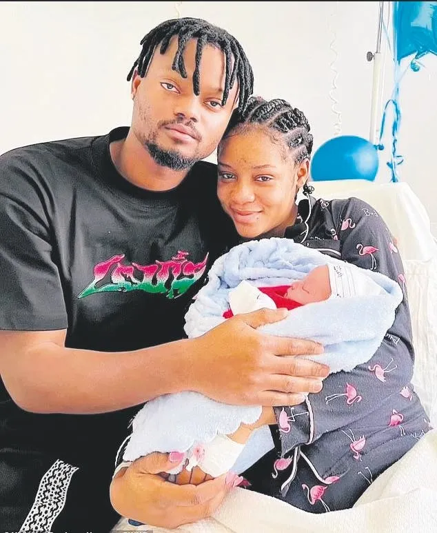 Film değil gerçek: Siyahi çifti bebeği beyaz tenli ve sarı saçlı doğdu! Göz bebeği oldu-2