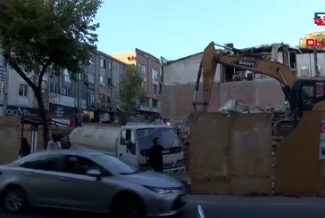 Küçükçekmece'de yıkım sırasında bitişikteki binanın duvarının olmadığı ortaya çıktı