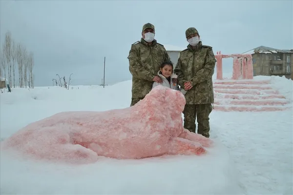 hakkaride-yasayan-9-yasindaki-hiraniin-anitkabiri-gorme-istegini-mehmetcik-gerceklestirecek-1611988719953.jpg Hakkari'de yaşayan 9 yaşındaki Hira'nın Anıtkabir'i görme isteğini Mehmetçik gerçekleştirecek-9