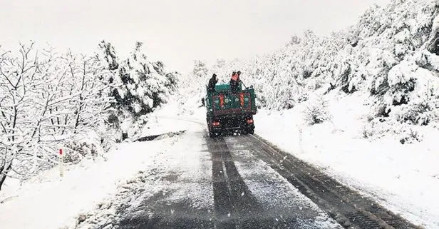 Manisa ve İzmir’de yaşayanlar kar manzarasına uyandı!