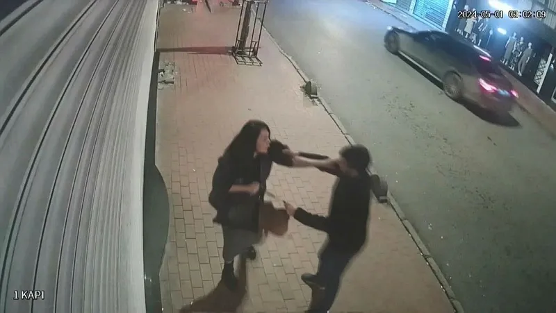 fatihte-kadina-tekme-yumruk-ve-kafayla-gasp-saldirgan-tutuklandi-1714830122577.jpeg
