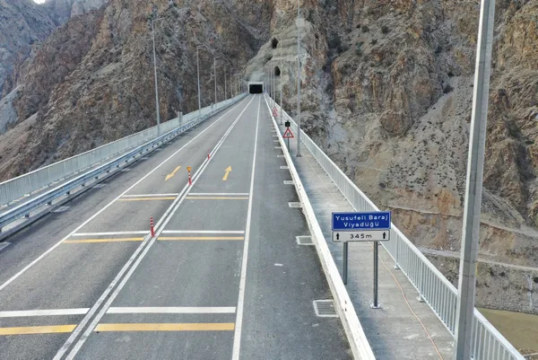 artvin-yusufeli-barajinin-39-tunelli-yollari-bir-viyaduk-disinda-tamamlandi-1649932656074.jpg Artvin Yusufeli Barajı'nın 39 tünelli yolları bir viyadük dışında tamamlandı-4