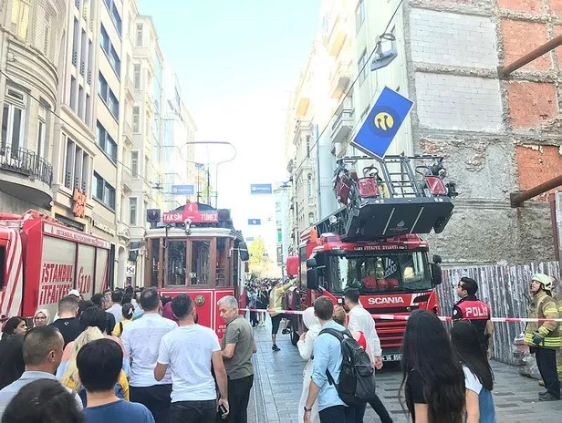 İstiklal Caddesi'nde nostaljik tramvayın enerji kablosu koptu-1
