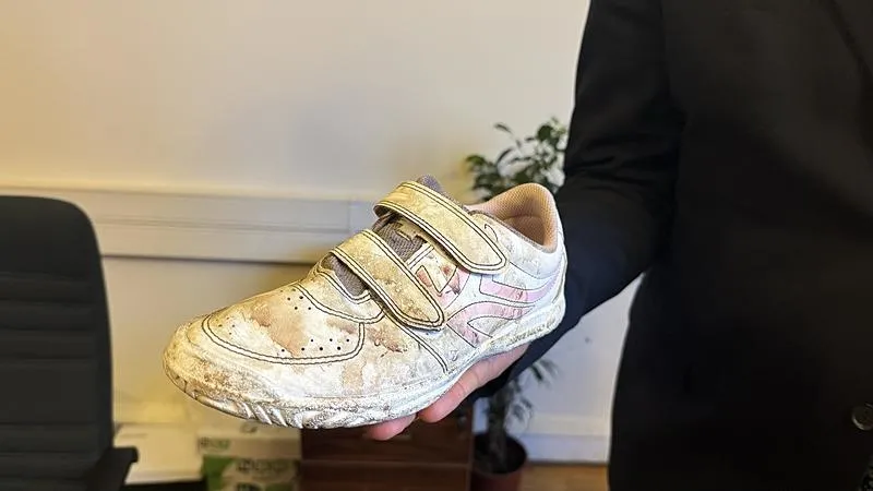 Pınar, kızının olay günü giydiği ayakkabılarını da Meclis'e getirdi. (17 Temmuz 2024)