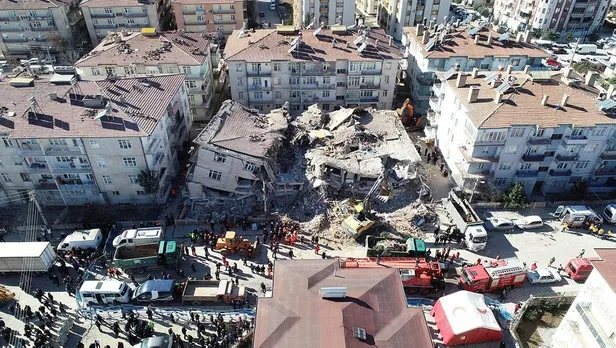 Son dakika: Elazığ'da enkaz altındayken iletişim kurulan Azize anne kurtarıldı-1