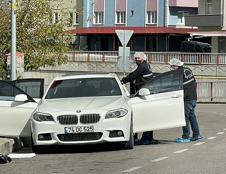 İl Başkanı aracında başından vurulmuş bulundu