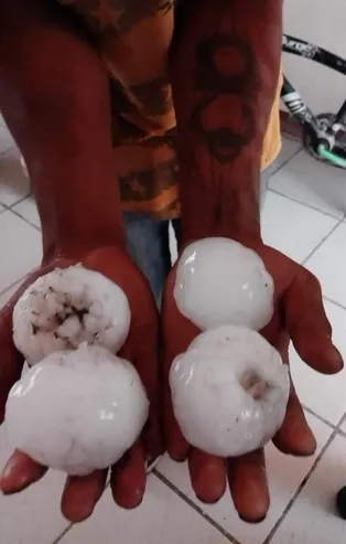 Meksika’da tenis topu büyüklüğünde dolu!