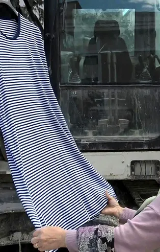 Kadınlar pazarda ekskavatörü vitrin yaptı