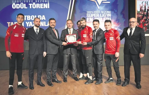 bakan-kasapoglu-turkuvaz-medyanin-ev-sahipligindeki-uluslararasi-futbol-ekonomi-forumunda-konustu-turk-spor-ma-1668042300393.jpeg