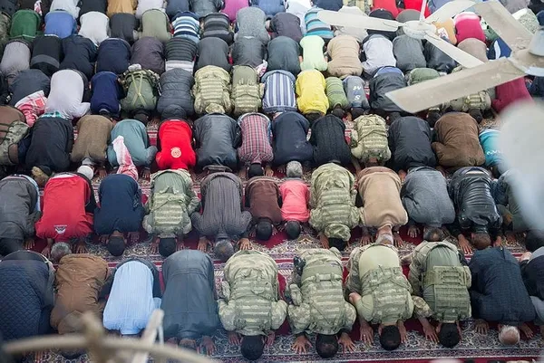 Afrinliler terörden sonra ilk cuma namazını Mehmetçik ile kıldı-5